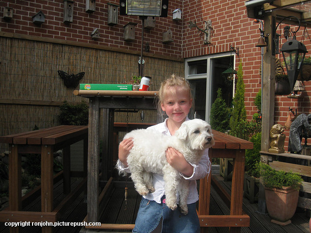 Marian en Eduard en Chantal 17-04-11 2 In de tuin 2011