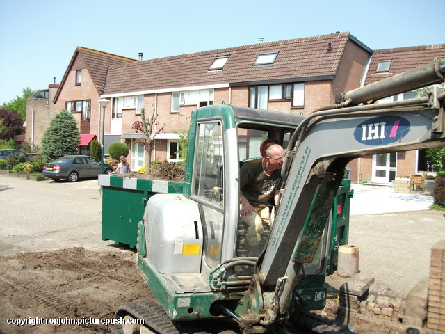 Tuin - Voortuin afgraven 23-04-11 (26) Garden: Construction of New Frontyard 2011