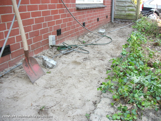 Tuin - Voortuin afgraven 23-04-11 (13) Garden: Construction of New Frontyard 2011
