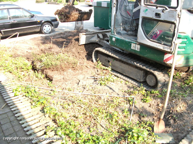 Tuin - Voortuin afgraven 23-04-11 (03) Garden: Construction of New Frontyard 2011