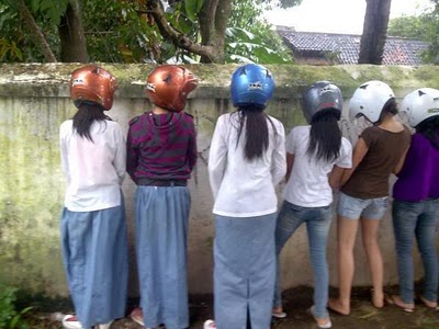 Cewek-cantik-kencing - 