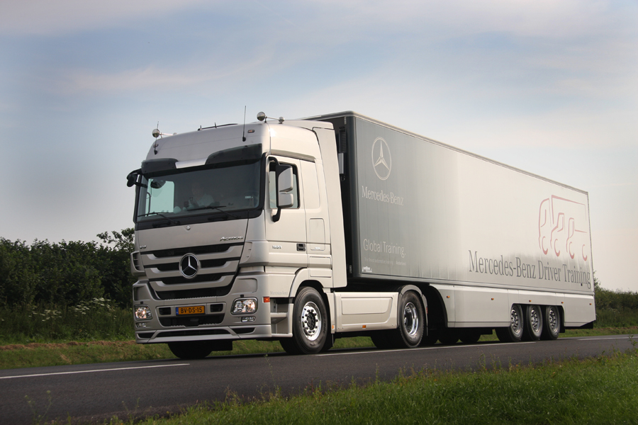 Mercedes Actros MP3 1851 Megaspace (2008-11).jpg Picture