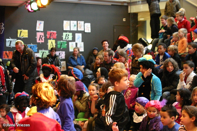 René Vriezen 2011-11-19#0788 Sinterklaas en Pieten Presikhaaf Kinderclub Feest MFC zaterdag 19 november 2011