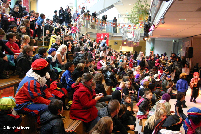 RenÃ© Vriezen 2011-11-19#0826 Sinterklaas en Pieten Presikhaaf Kinderclub Feest MFC zaterdag 19 november 2011