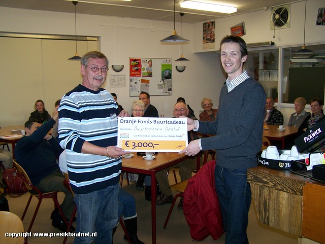 oranjefonds prijsuitreiking (11) prijsuitreiking cheque Oranjefonds aan de Oosthof