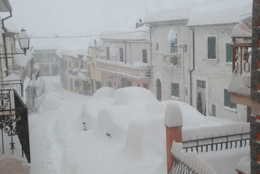 Maltempo-le-strade-di-Trasacco-invase-dalla-neve-2 - 