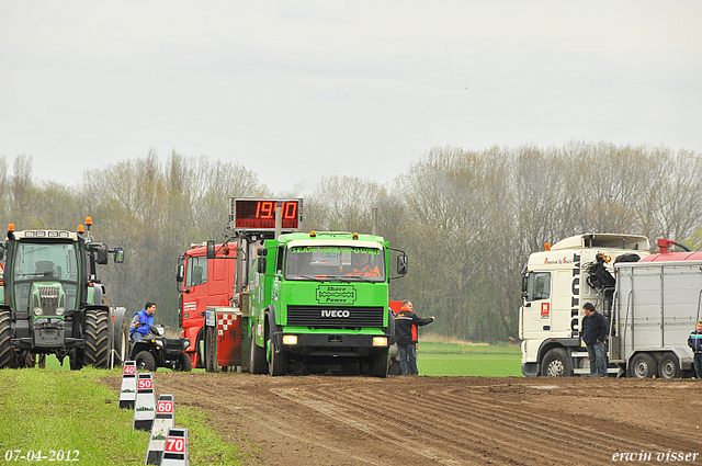 07-04-2012 107-border zaterdag 7 april  Oud Gastel  