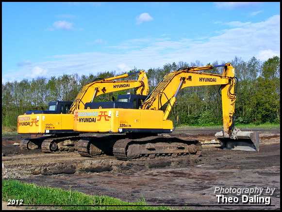 Hyundai 320 LC-7A + 210LC-7A Eggendoor - Radewijk Wegenbouwmachines