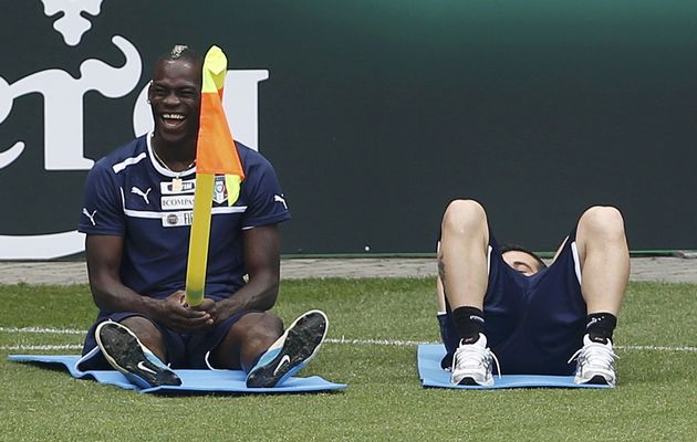 Balotelli+flag+pole - 