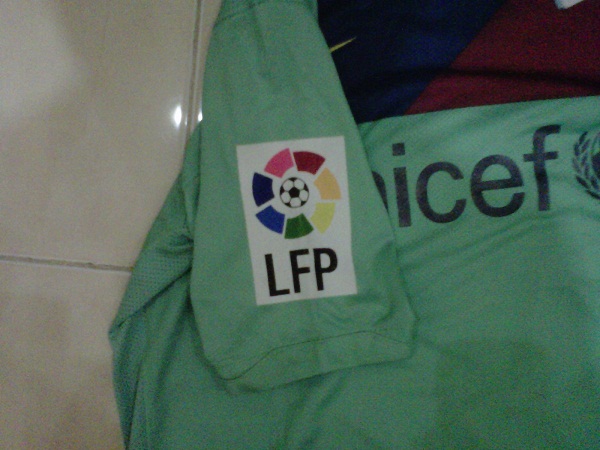 barca away m dani alves detail2 - 