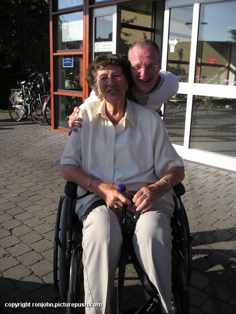 Ma en John na de wandeling 01-07-08 R.I.P. Moeder 14-11-1921 * 31-12-2012