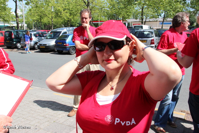 R.Th.B.Vriezen 2012 08 04 5899 PvdA Arnhem Canvassen en rozen uitdelen Presikhaaf-oost zaterdag 4 augustus 2012