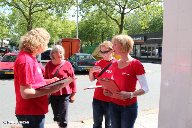 R.Th.B.Vriezen 2012 08 04 5901 PvdA Arnhem Canvassen en rozen uitdelen Presikhaaf-oost zaterdag 4 augustus 2012