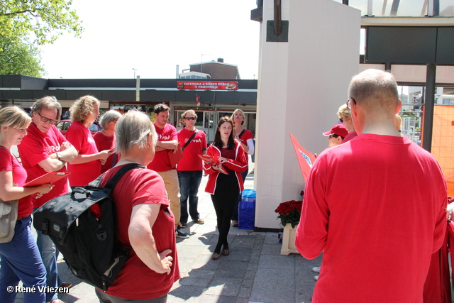 R.Th.B.Vriezen 2012 08 04 5910 PvdA Arnhem Canvassen en rozen uitdelen Presikhaaf-oost zaterdag 4 augustus 2012