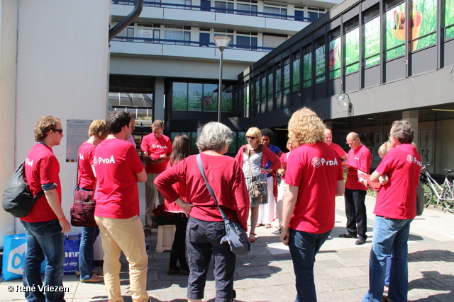 R.Th.B.Vriezen 2012 08 04 5916 PvdA Arnhem Canvassen en rozen uitdelen Presikhaaf-oost zaterdag 4 augustus 2012