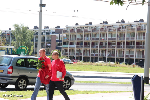 R.Th.B.Vriezen 2012 08 04 5941 PvdA Arnhem Canvassen en rozen uitdelen Presikhaaf-oost zaterdag 4 augustus 2012