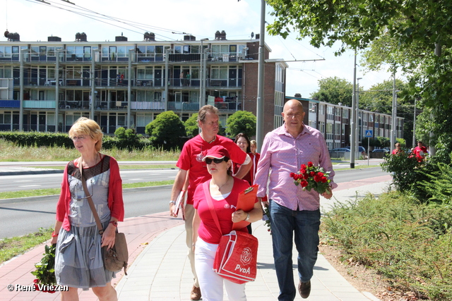 R.Th.B.Vriezen 2012 08 04 5943 PvdA Arnhem Canvassen en rozen uitdelen Presikhaaf-oost zaterdag 4 augustus 2012