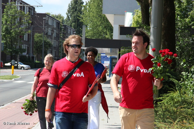 R.Th.B.Vriezen 2012 08 04 5945 PvdA Arnhem Canvassen en rozen uitdelen Presikhaaf-oost zaterdag 4 augustus 2012