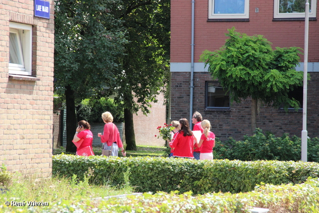R.Th.B.Vriezen 2012 08 04 5956 PvdA Arnhem Canvassen en rozen uitdelen Presikhaaf-oost zaterdag 4 augustus 2012
