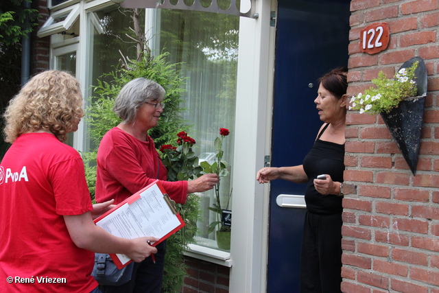 R.Th.B.Vriezen 2012 08 04 5977 PvdA Arnhem Canvassen en rozen uitdelen Presikhaaf-oost zaterdag 4 augustus 2012