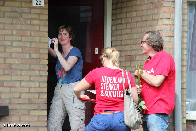 R.Th.B.Vriezen 2012 08 04 5988 PvdA Arnhem Canvassen en rozen uitdelen Presikhaaf-oost zaterdag 4 augustus 2012