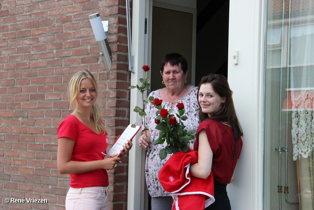 R.Th.B.Vriezen 2012 08 04 5994 PvdA Arnhem Canvassen en rozen uitdelen Presikhaaf-oost zaterdag 4 augustus 2012