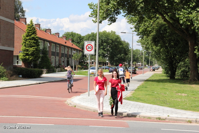 R.Th.B.Vriezen 2012 08 04 6001 PvdA Arnhem Canvassen en rozen uitdelen Presikhaaf-oost zaterdag 4 augustus 2012