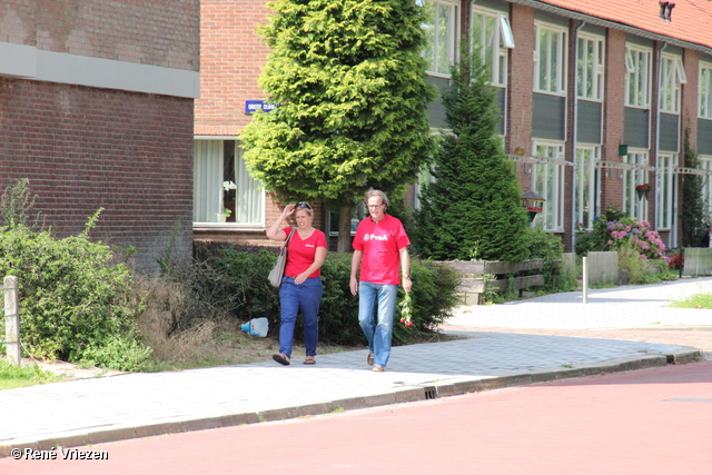 R.Th.B.Vriezen 2012 08 04 6003 PvdA Arnhem Canvassen en rozen uitdelen Presikhaaf-oost zaterdag 4 augustus 2012