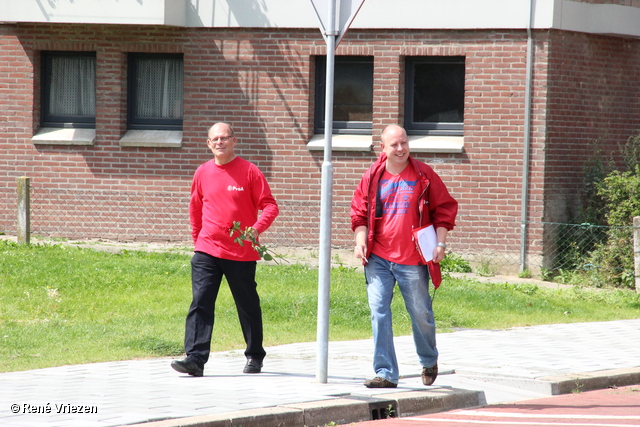 R.Th.B.Vriezen 2012 08 04 6006 PvdA Arnhem Canvassen en rozen uitdelen Presikhaaf-oost zaterdag 4 augustus 2012