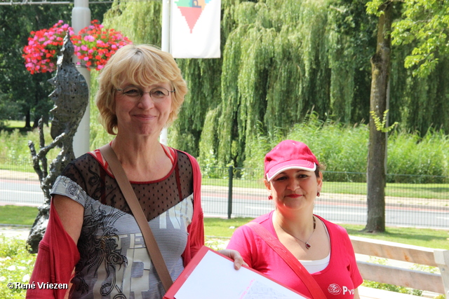 R.Th.B.Vriezen 2012 08 04 6023 PvdA Arnhem Canvassen en rozen uitdelen Presikhaaf-oost zaterdag 4 augustus 2012