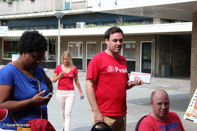 R.Th.B.Vriezen 2012 08 04 6026 PvdA Arnhem Canvassen en rozen uitdelen Presikhaaf-oost zaterdag 4 augustus 2012