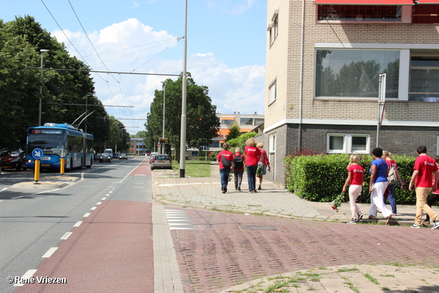 R.Th.B.Vriezen 2012 08 04 6042 PvdA Arnhem Canvassen en rozen uitdelen Presikhaaf-oost zaterdag 4 augustus 2012