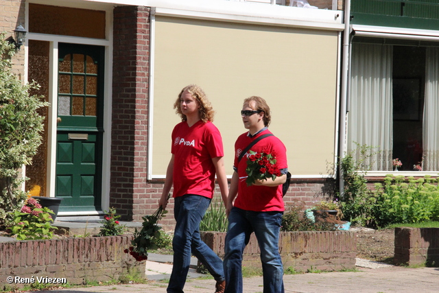 R.Th.B.Vriezen 2012 08 04 6044 PvdA Arnhem Canvassen en rozen uitdelen Presikhaaf-oost zaterdag 4 augustus 2012