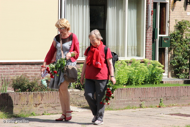 R.Th.B.Vriezen 2012 08 04 6045 PvdA Arnhem Canvassen en rozen uitdelen Presikhaaf-oost zaterdag 4 augustus 2012