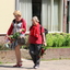 R.Th.B.Vriezen 2012 08 04 6045 - PvdA Arnhem Canvassen en rozen uitdelen Presikhaaf-oost zaterdag 4 augustus 2012