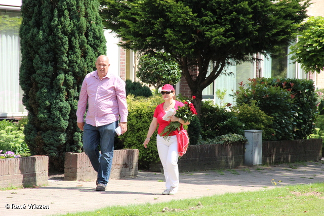 R.Th.B.Vriezen 2012 08 04 6047 PvdA Arnhem Canvassen en rozen uitdelen Presikhaaf-oost zaterdag 4 augustus 2012