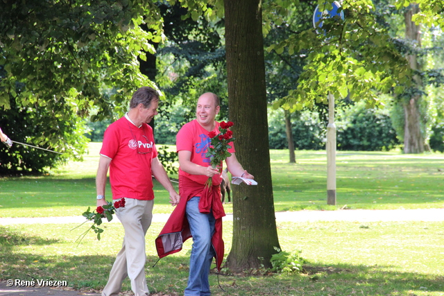 R.Th.B.Vriezen 2012 08 04 6048 PvdA Arnhem Canvassen en rozen uitdelen Presikhaaf-oost zaterdag 4 augustus 2012