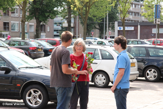 R.Th.B.Vriezen 2012 08 04 6064 PvdA Arnhem Canvassen en rozen uitdelen Presikhaaf-oost zaterdag 4 augustus 2012